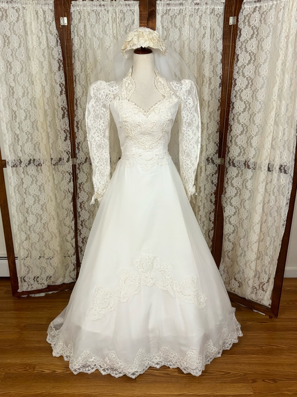 Beautiful Vintage 1970s/80s Union Made Wedding Gown & Veil